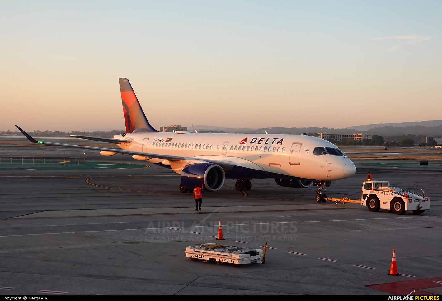 Delta Air Lines N104DU aircraft at San Francisco Intl