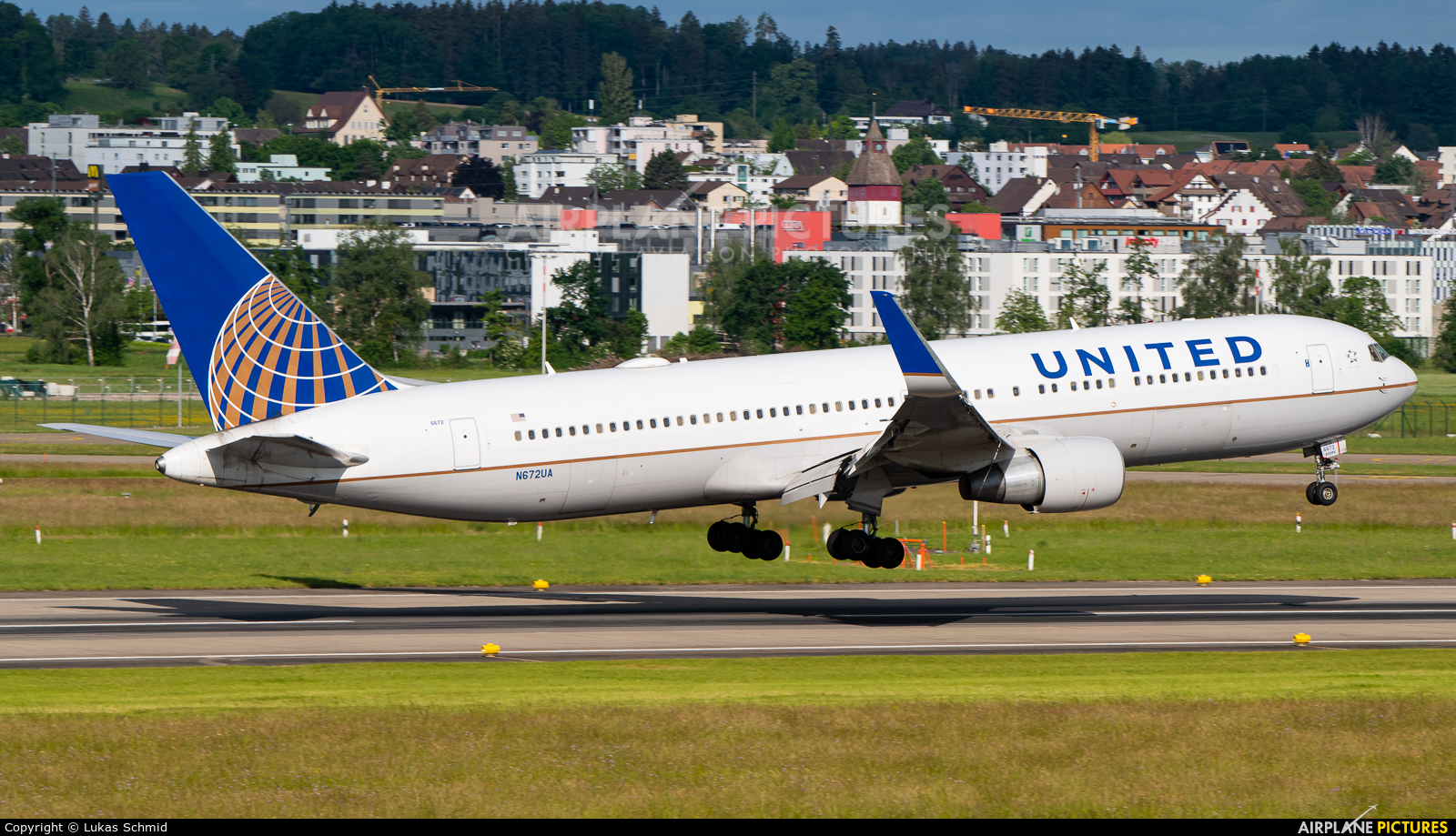 United Airlines N672UA aircraft at Zurich