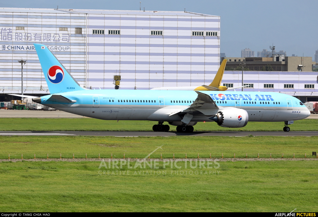 Korean Air HL8084 aircraft at Taipei - Taoyuan Intl