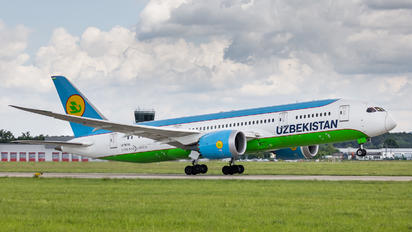 UK78702 - Uzbekistan Airways Boeing 787-8 Dreamliner