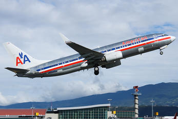 N932AN - American Airlines Boeing 737-800