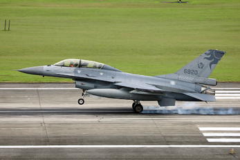 6820 - Taiwan - Air Force General Dynamics F-16B Fighting Falcon