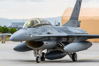 90617 - Pakistan - Air Force General Dynamics F-16BM Fighting Falcon