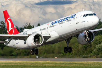 TC-LSN - Turkish Airlines Airbus A321