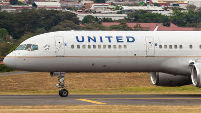 N13110 - United Airlines Boeing 757-200