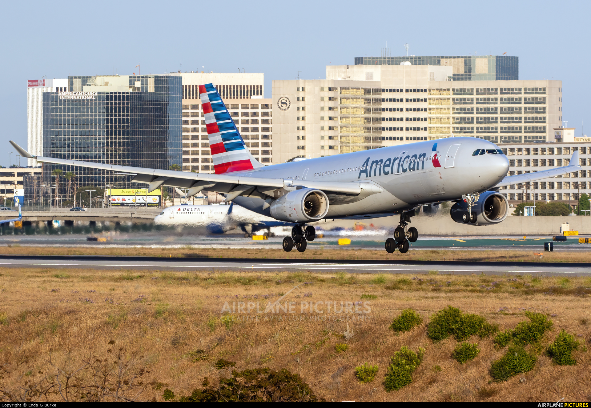 American Airlines N279AY aircraft at Los Angeles Intl