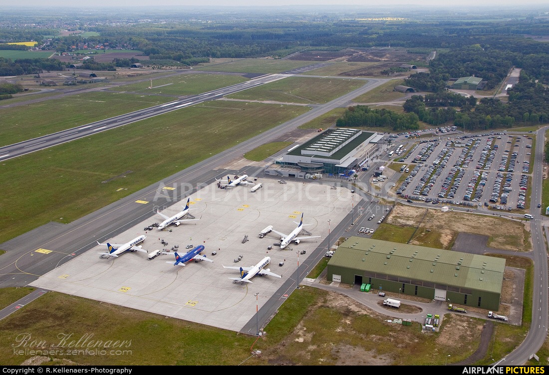 - Airport Overview - aircraft at Weeze - Niederrhein