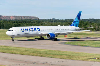 N76065 - United Airlines Boeing 767-400ER