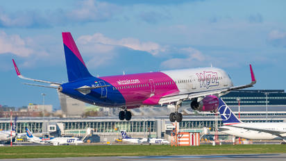 HA-LXY - Wizz Air Airbus A321