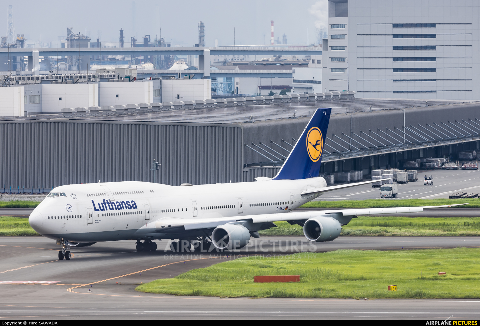 Lufthansa D-ABYS aircraft at Tokyo - Haneda Intl
