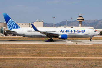 N642UA - United Airlines Boeing 767-300ER