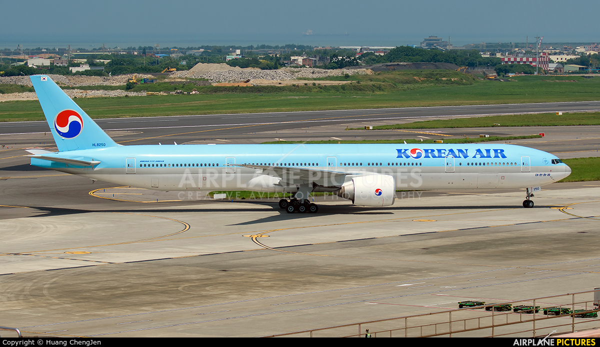 Korean Air HL8250 aircraft at Taipei - Taoyuan Intl