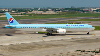 HL8250 - Korean Air Boeing 777-300ER