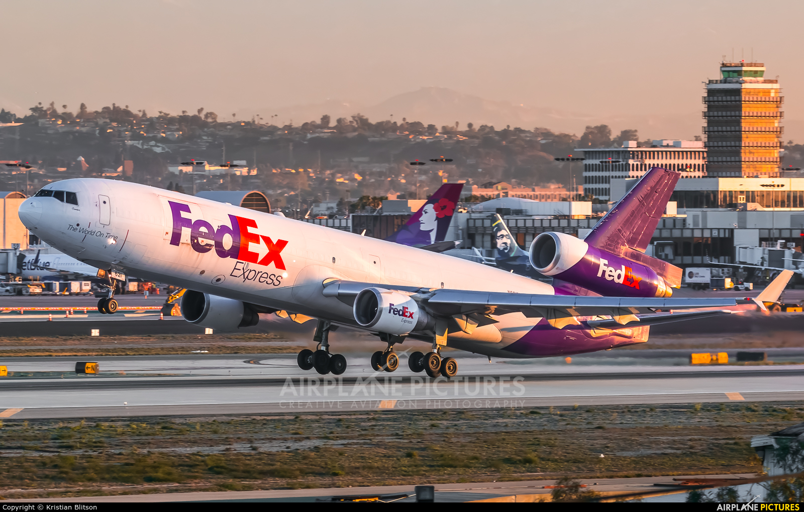FedEx Federal Express N621FE aircraft at Los Angeles Intl