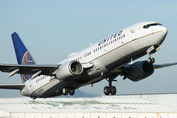 N73256 - United Airlines Boeing 737-800
