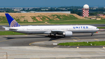 N2737U - United Airlines Boeing 777-300ER