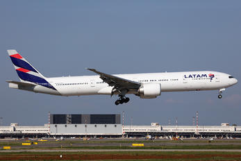 PT-MUE - LATAM Boeing 777-300ER