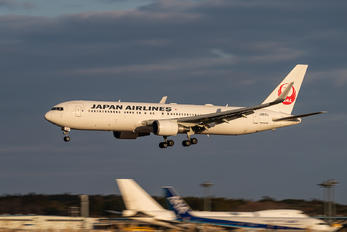 JA617J - JAL - Japan Airlines Boeing 767-300ER