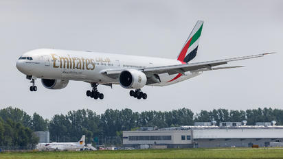 A6-EPS - Emirates Airlines Boeing 777-300ER