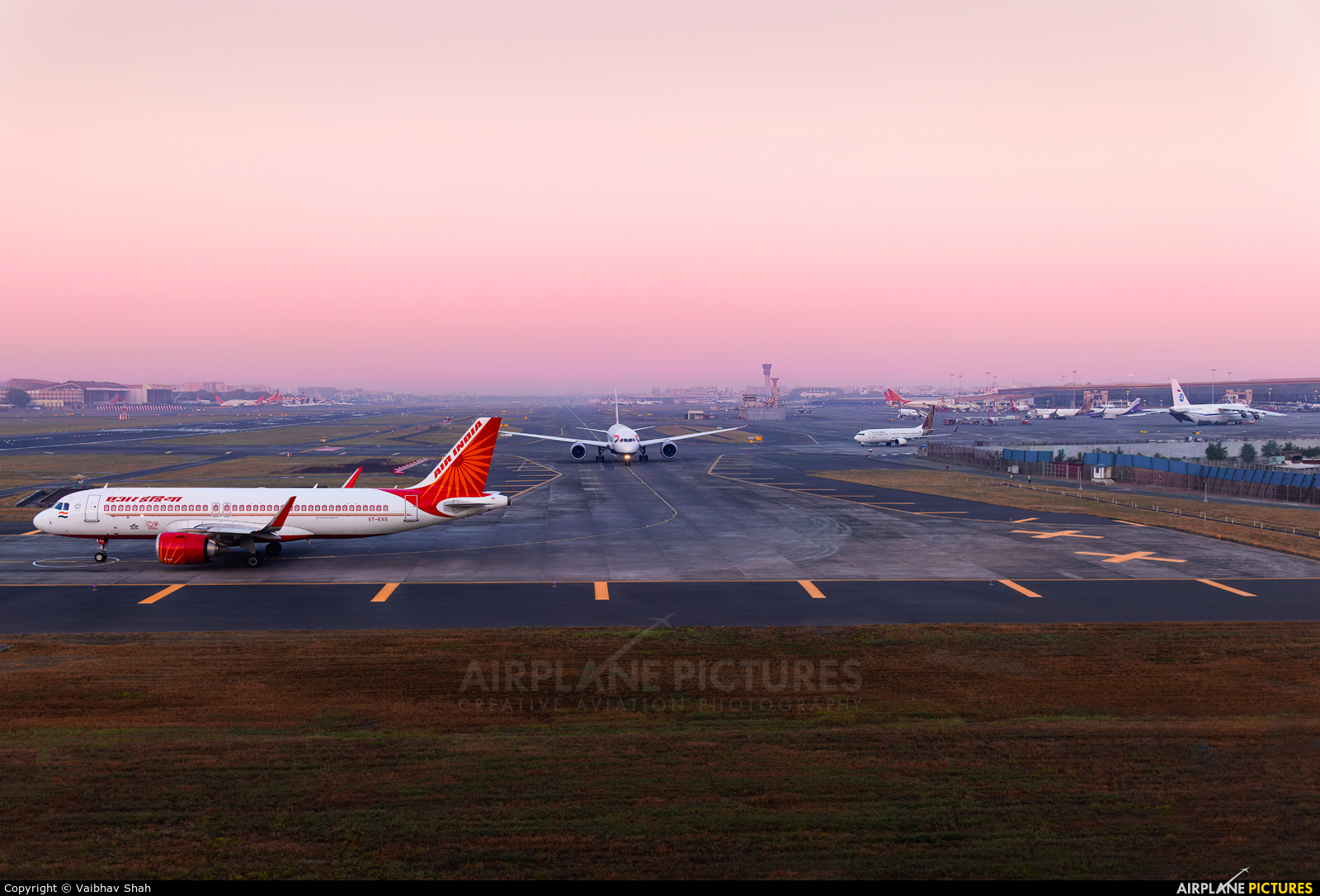 - Airport Overview VABB aircraft at Mumbai - Chhatrapati Shivaji Intl