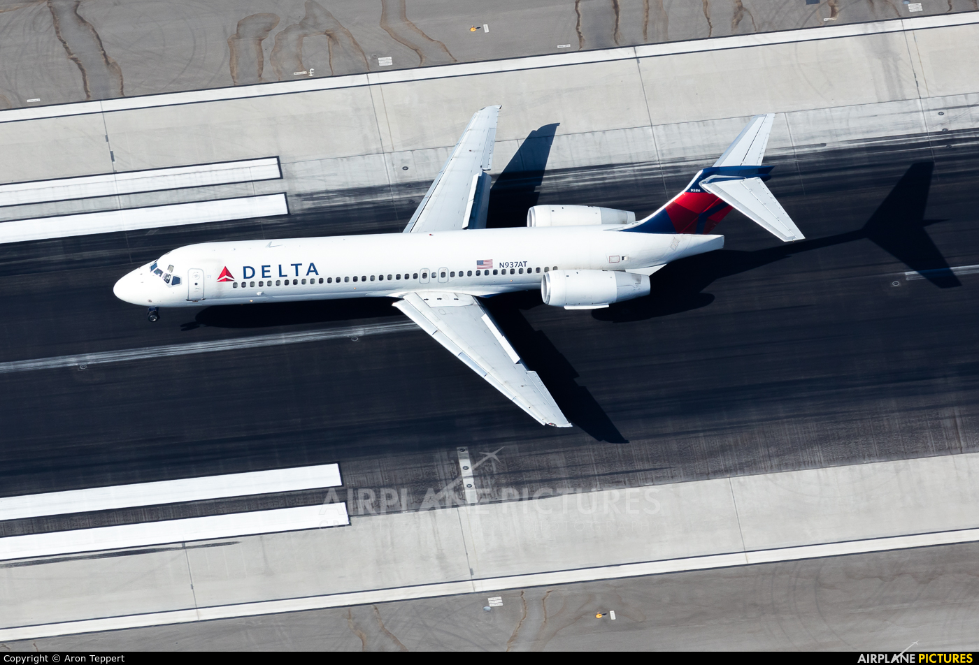 Delta Air Lines N937AT aircraft at Los Angeles Intl