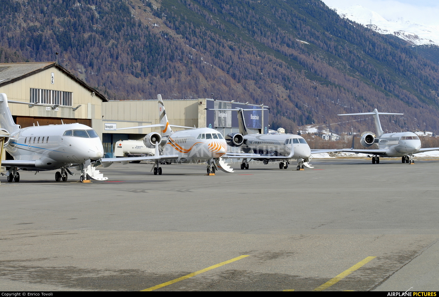 - Airport Overview SMV aircraft at Samedan - Engadin