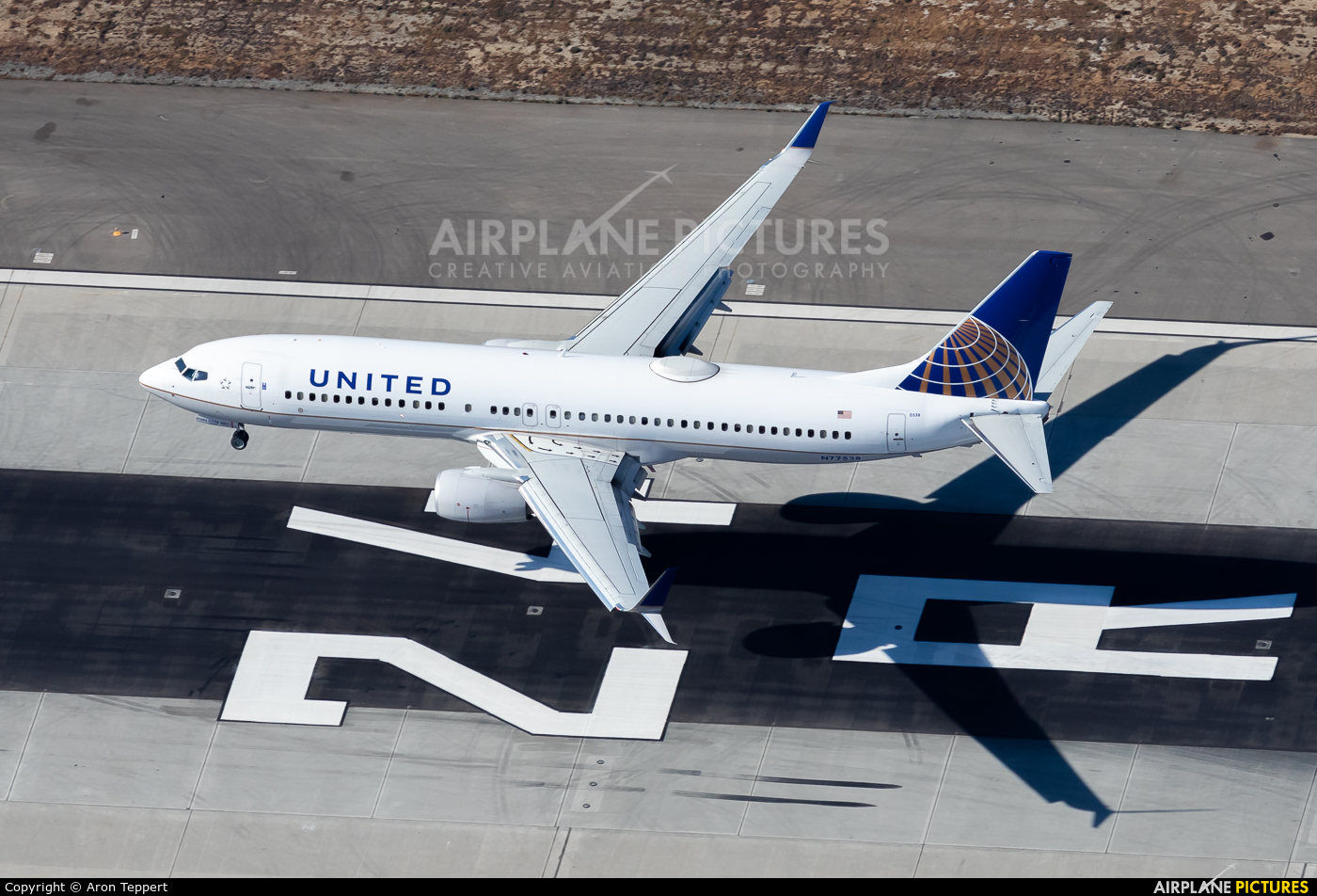 United Airlines N77538 aircraft at Los Angeles Intl