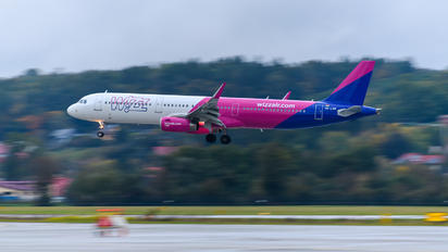 HA-LXH - Wizz Air Airbus A321