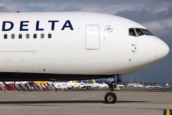 N176DZ - Delta Air Lines Boeing 767-300ER