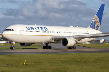 N674UA - United Airlines Boeing 767-300ER