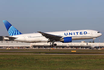 N204UA - United Airlines Boeing 777-200