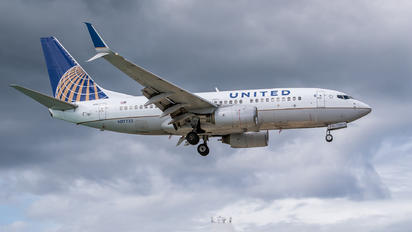 N27733 - United Airlines Boeing 737-700