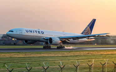 N37018 - United Airlines Boeing 777-200ER