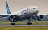 N204UA - United Airlines Boeing 777-200 aircraft