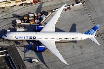 N17017 - United Airlines Boeing 787-10 Dreamliner