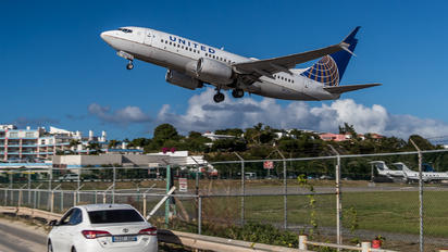 N15710 - United Airlines Boeing 737-700