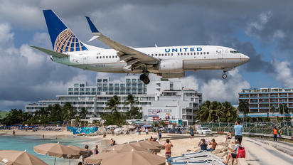 N16732 - United Airlines Boeing 737-700