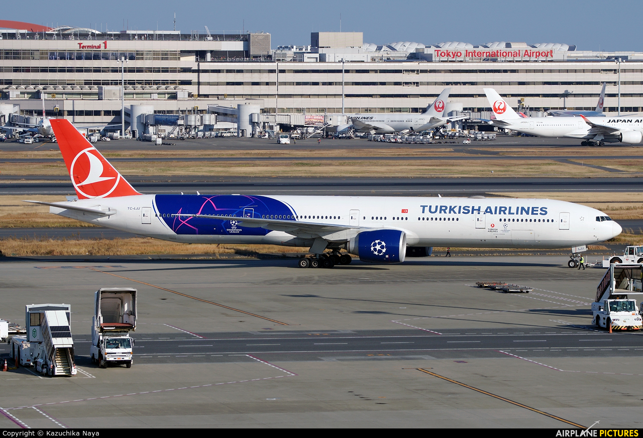 Turkish Airlines TC-LJJ aircraft at Tokyo - Haneda Intl