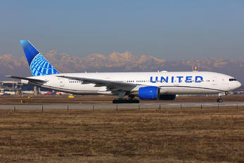 N784UA - United Airlines Boeing 777-200ER
