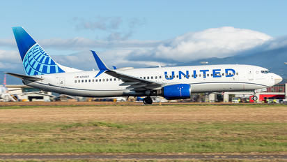 N76517 - United Airlines Boeing 737-800