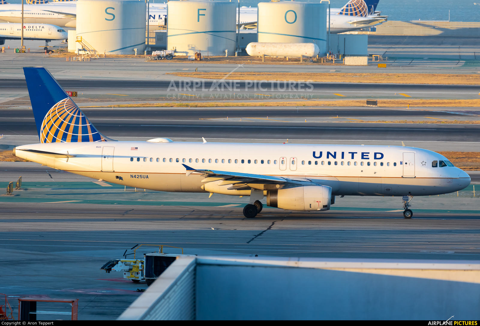 United Airlines N425UA aircraft at San Francisco Intl