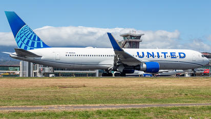 N654UA - United Airlines Boeing 767-300