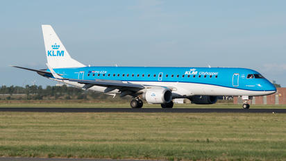 PH-EZM - KLM Cityhopper Embraer ERJ-190-100 Lineage 1000
