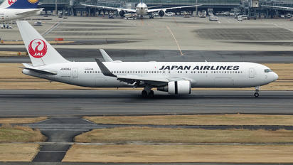 JA606J - JAL - Japan Airlines Boeing 767-300ER