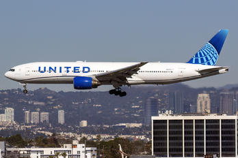 N210UA - United Airlines Boeing 777-200