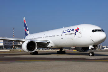 PT-MUE - LATAM Boeing 777-300ER