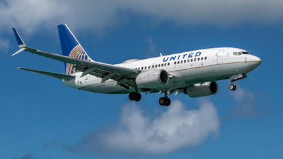 N23708 - United Airlines Boeing 737-700