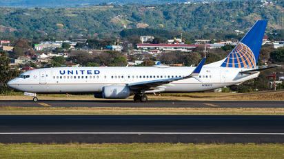 N76532 - United Airlines Boeing 737-800