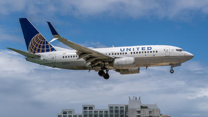 N38727 - United Airlines Boeing 737-700