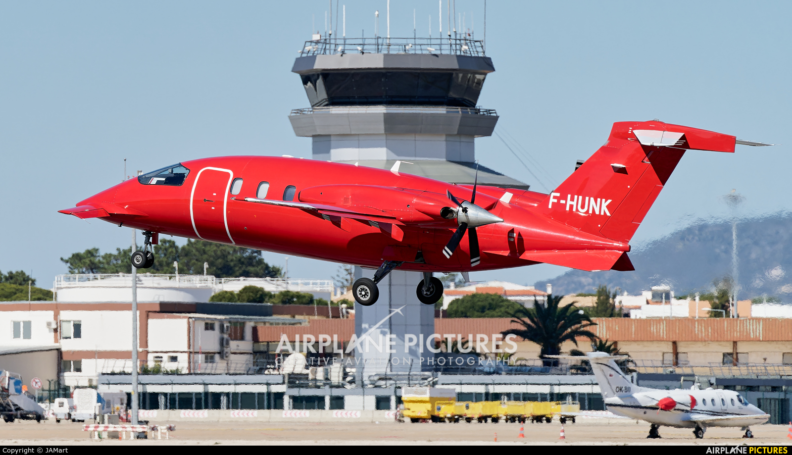 Oyonnair F-HUNK aircraft at Faro